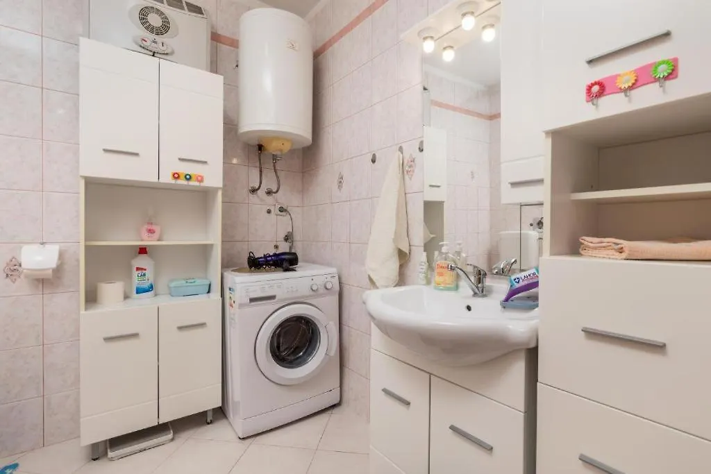 Betty Apartment Grizane-Belgrad