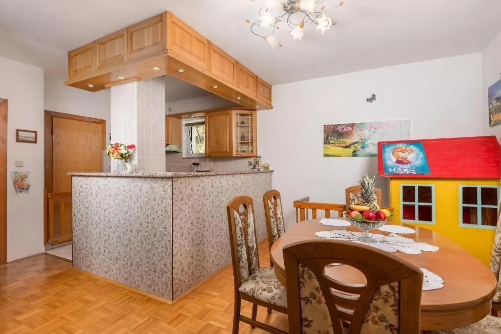 Betty Apartment Grizane-Belgrad